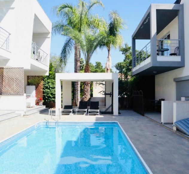 Amazing 2-Bedroom Apartment With Pool!! Лімасол Екстер'єр фото